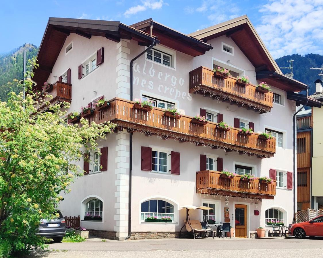 Hotel Nes Crepes Pozza di Fassa Bagian luar foto