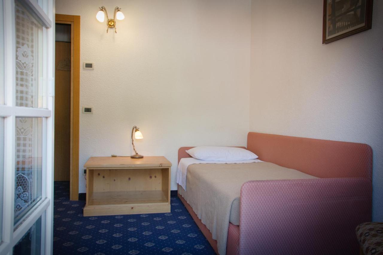 Hotel Nes Crepes Pozza di Fassa Bagian luar foto
