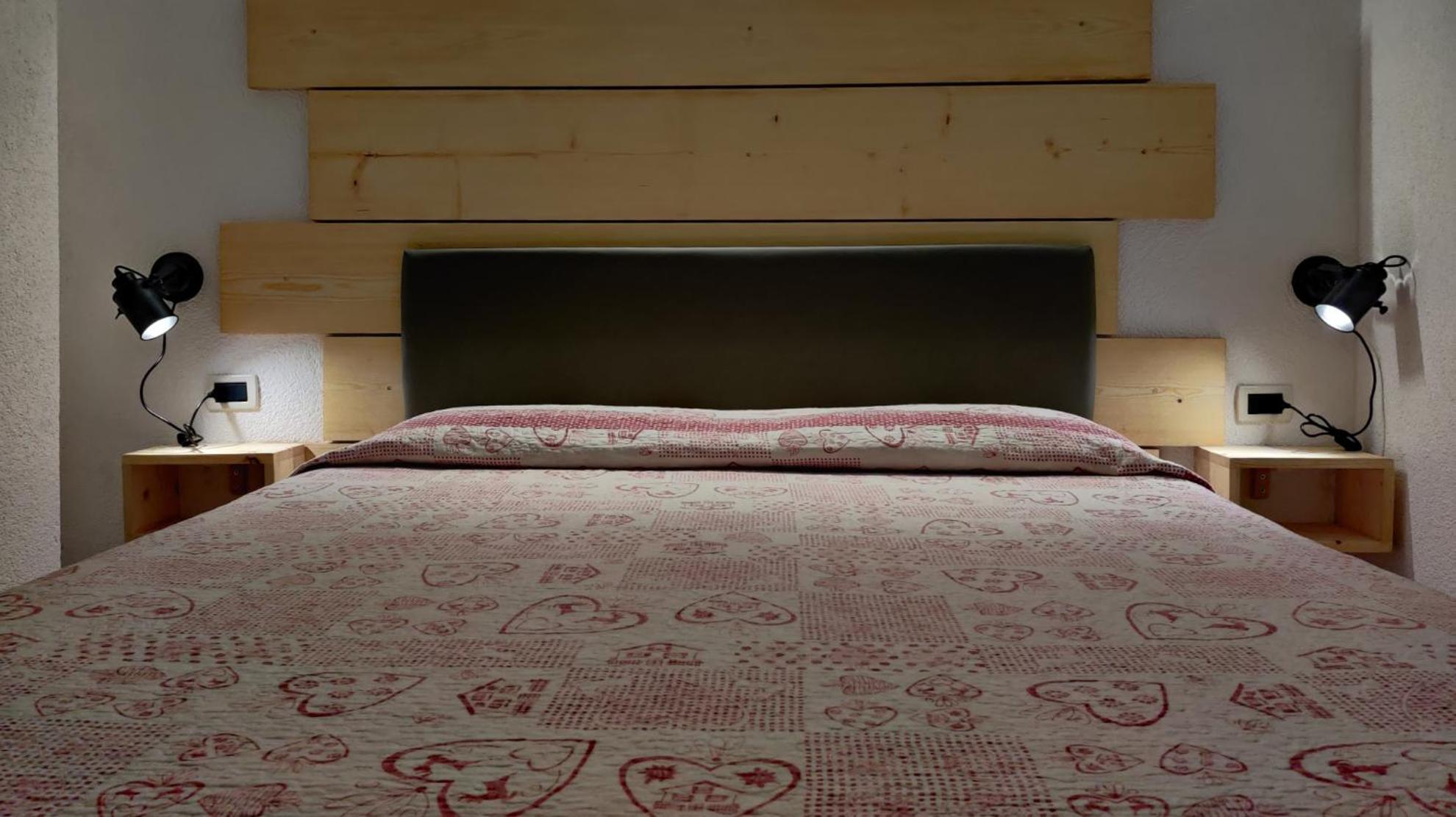 Hotel Nes Crepes Pozza di Fassa Bagian luar foto