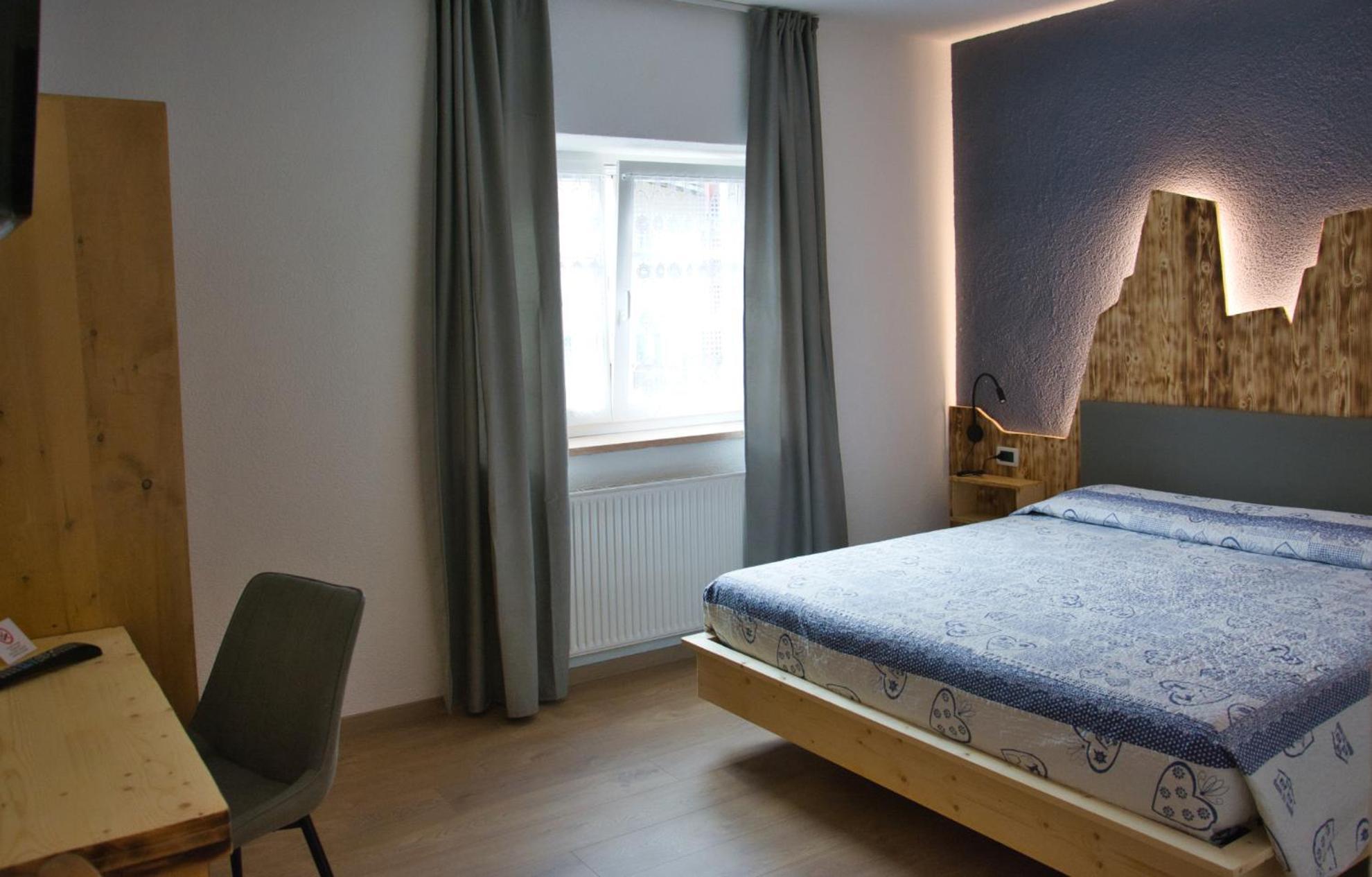 Hotel Nes Crepes Pozza di Fassa Ruang foto