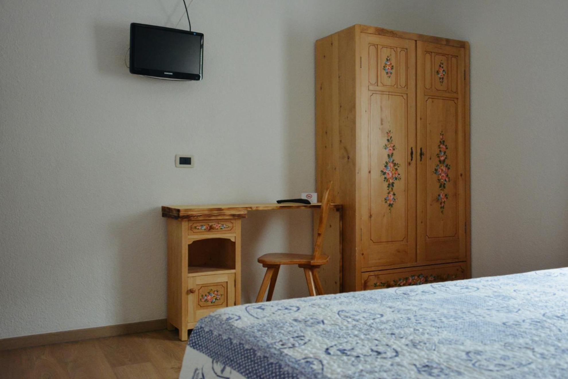 Hotel Nes Crepes Pozza di Fassa Ruang foto