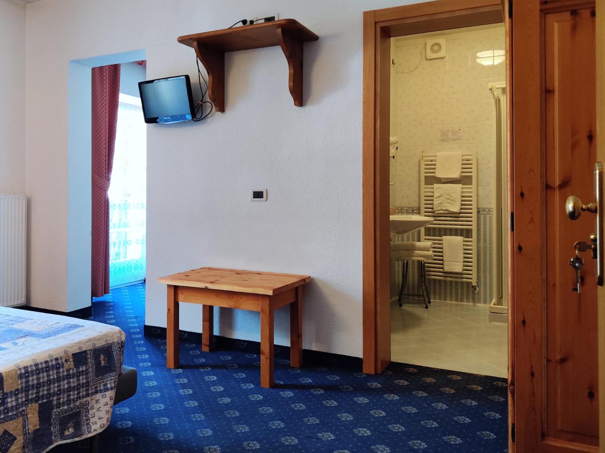 Hotel Nes Crepes Pozza di Fassa Bagian luar foto