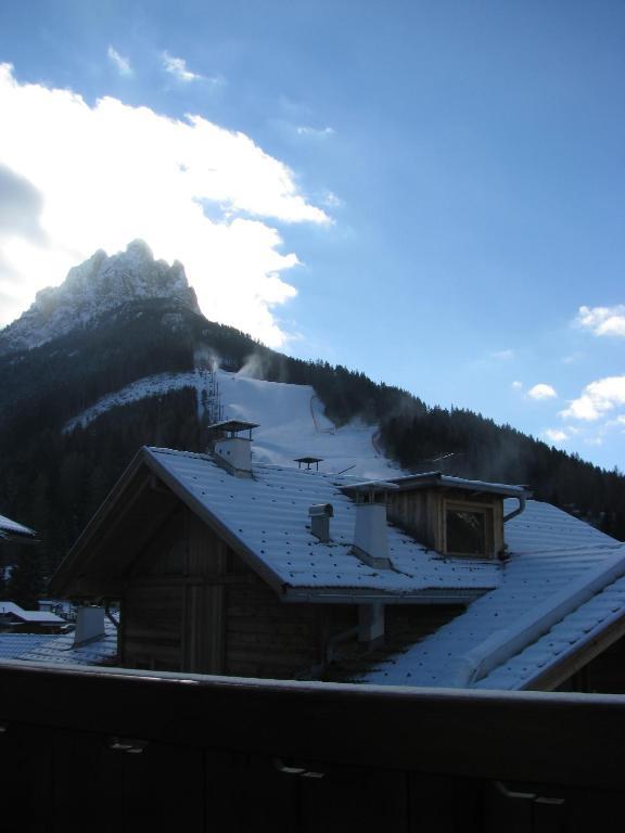 Hotel Nes Crepes Pozza di Fassa Bagian luar foto