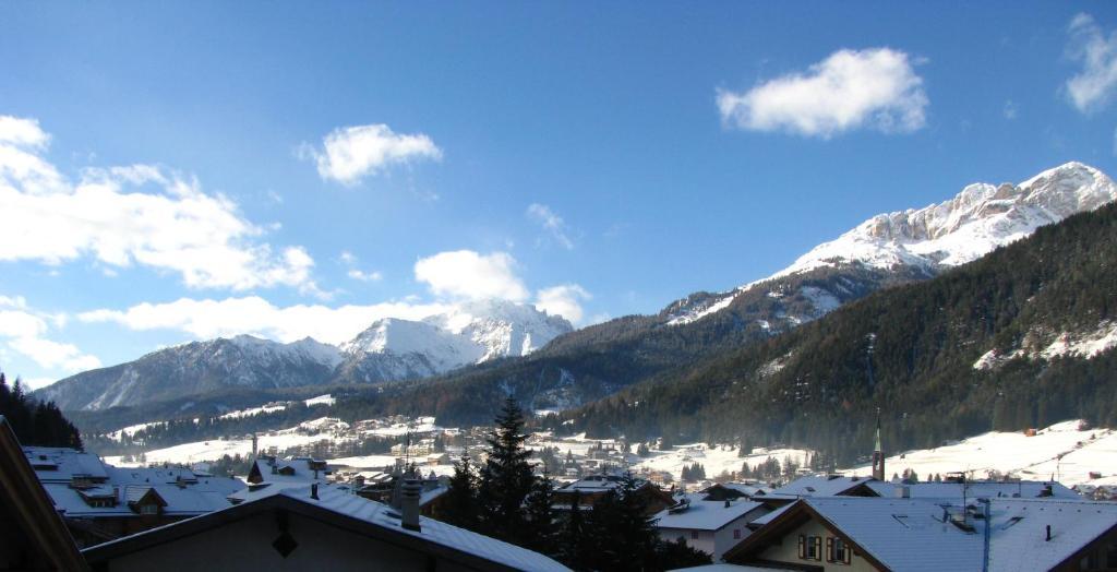 Hotel Nes Crepes Pozza di Fassa Ruang foto