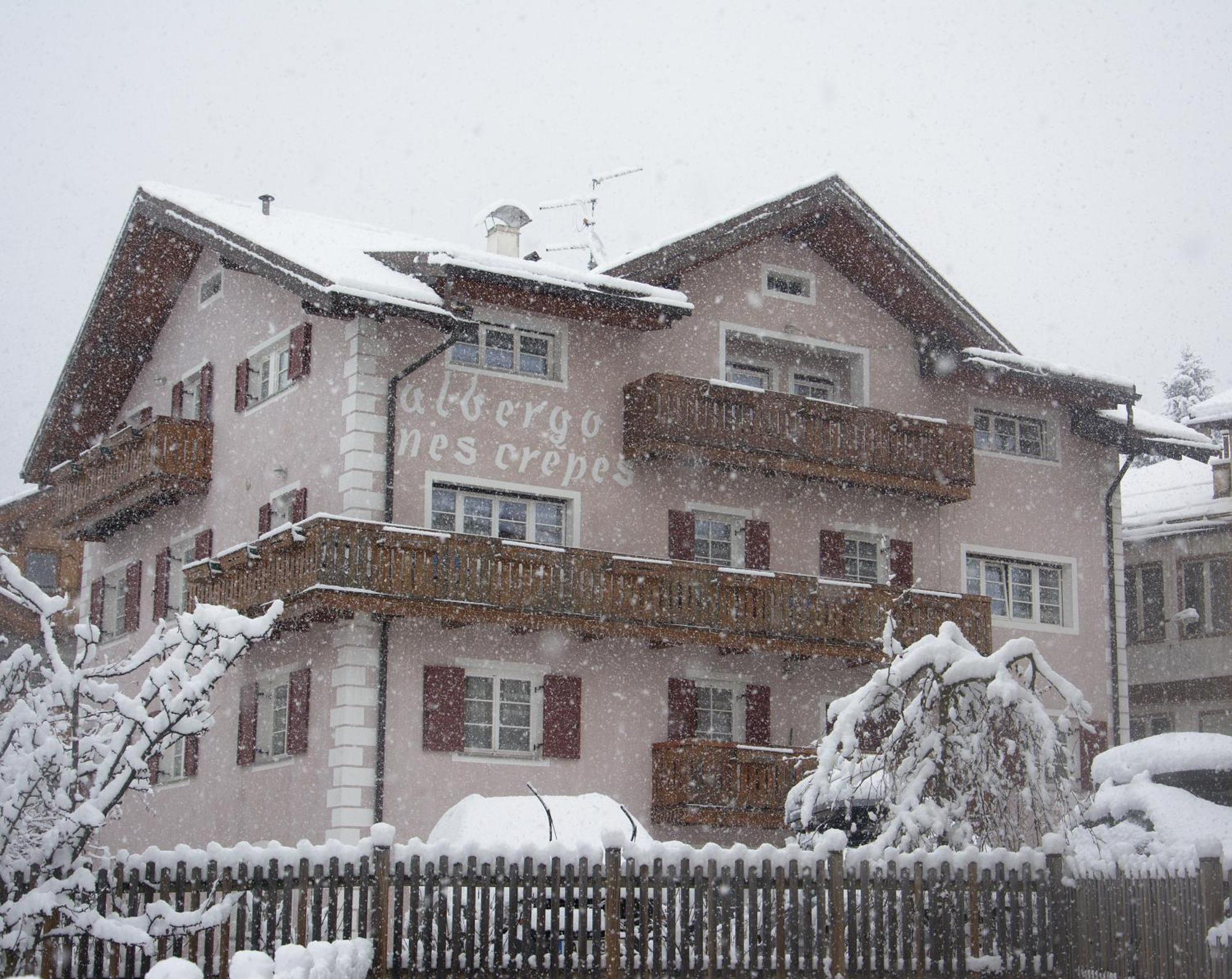 Hotel Nes Crepes Pozza di Fassa Bagian luar foto