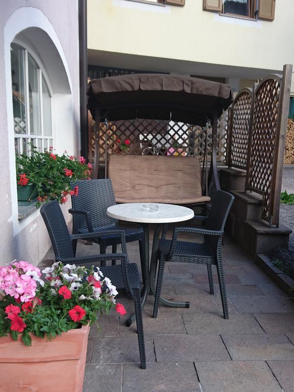 Hotel Nes Crepes Pozza di Fassa Bagian luar foto