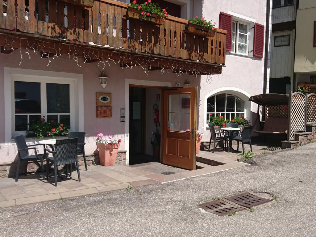 Hotel Nes Crepes Pozza di Fassa Bagian luar foto