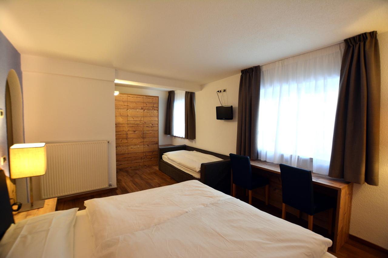 Hotel Nes Crepes Pozza di Fassa Bagian luar foto