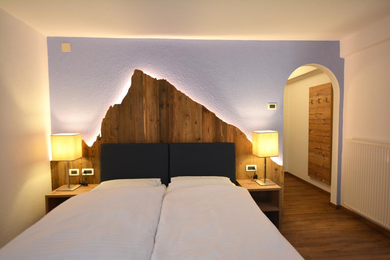 Hotel Nes Crepes Pozza di Fassa Bagian luar foto