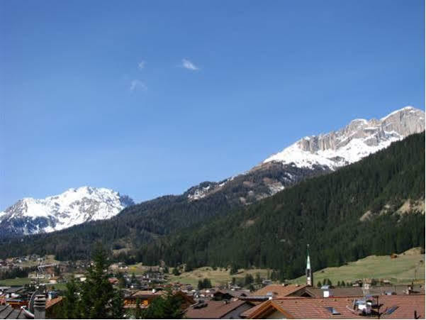 Hotel Nes Crepes Pozza di Fassa Bagian luar foto