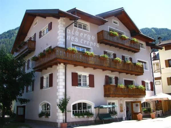 Hotel Nes Crepes Pozza di Fassa Bagian luar foto