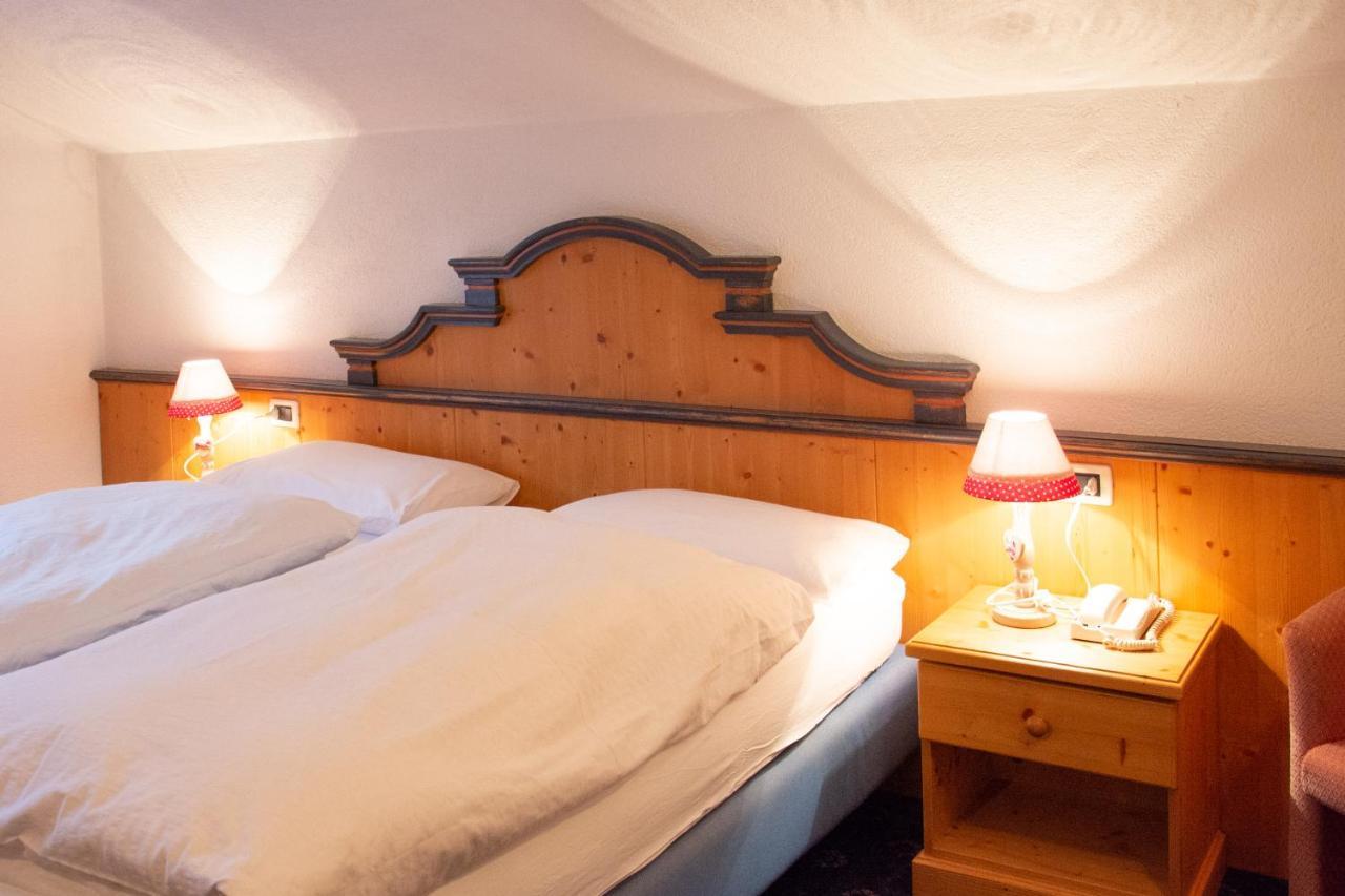 Hotel Nes Crepes Pozza di Fassa Bagian luar foto