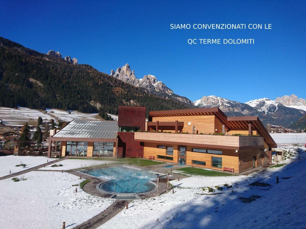Hotel Nes Crepes Pozza di Fassa Bagian luar foto