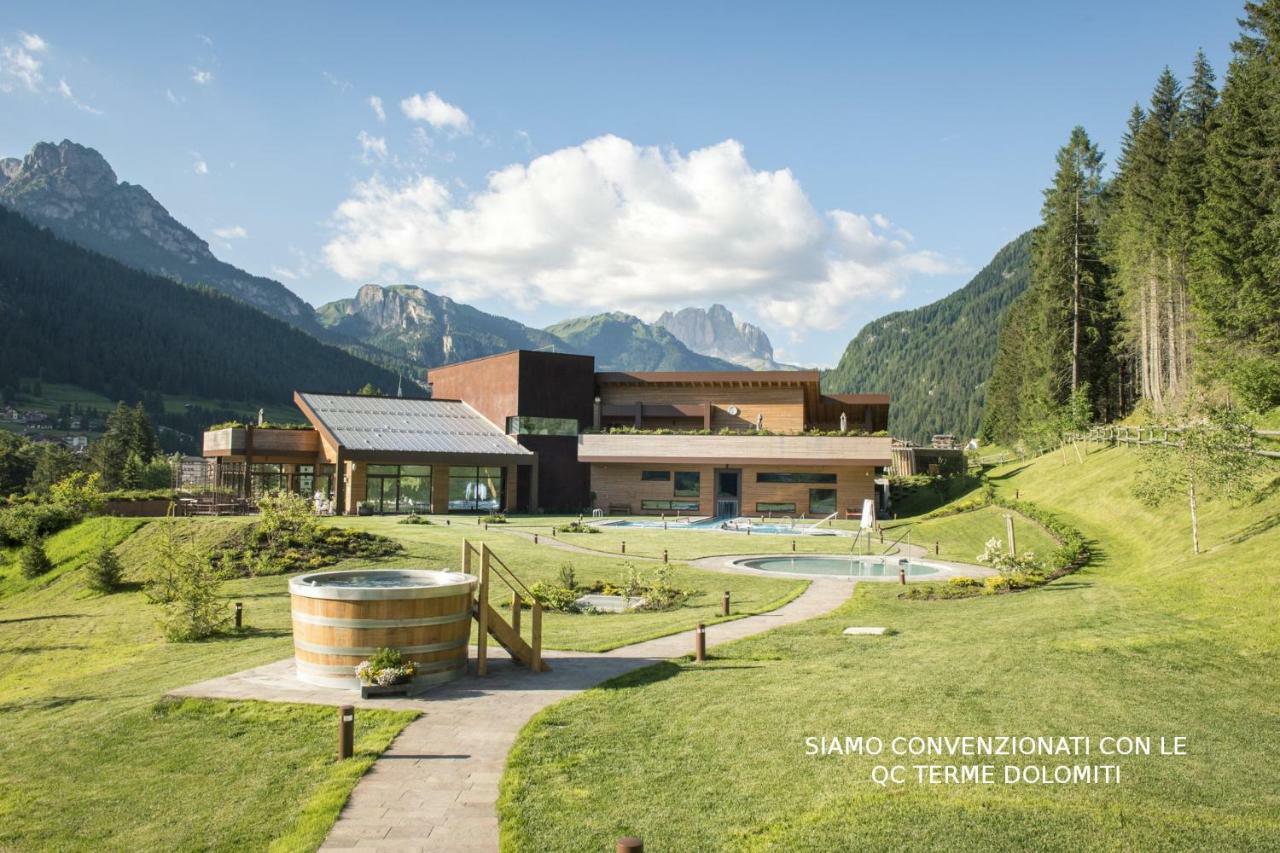 Hotel Nes Crepes Pozza di Fassa Bagian luar foto