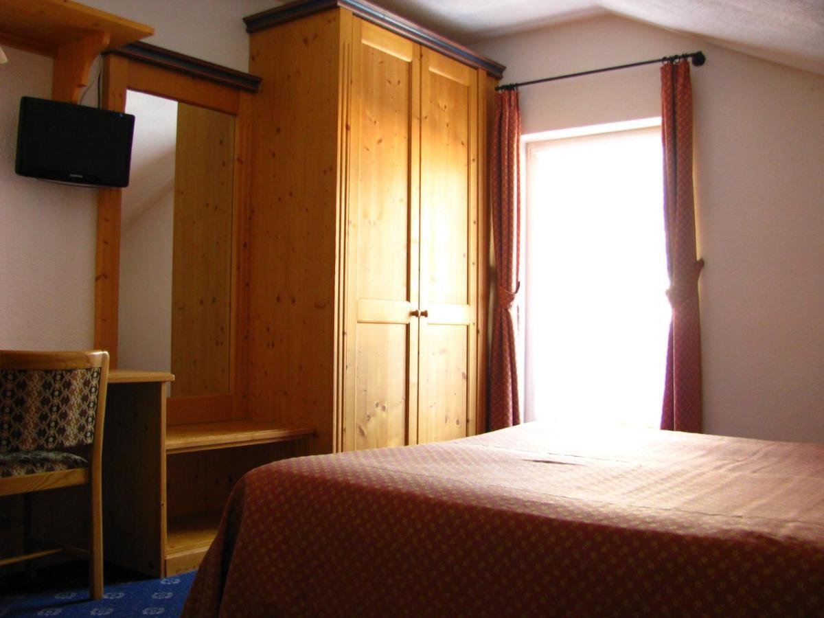 Hotel Nes Crepes Pozza di Fassa Ruang foto