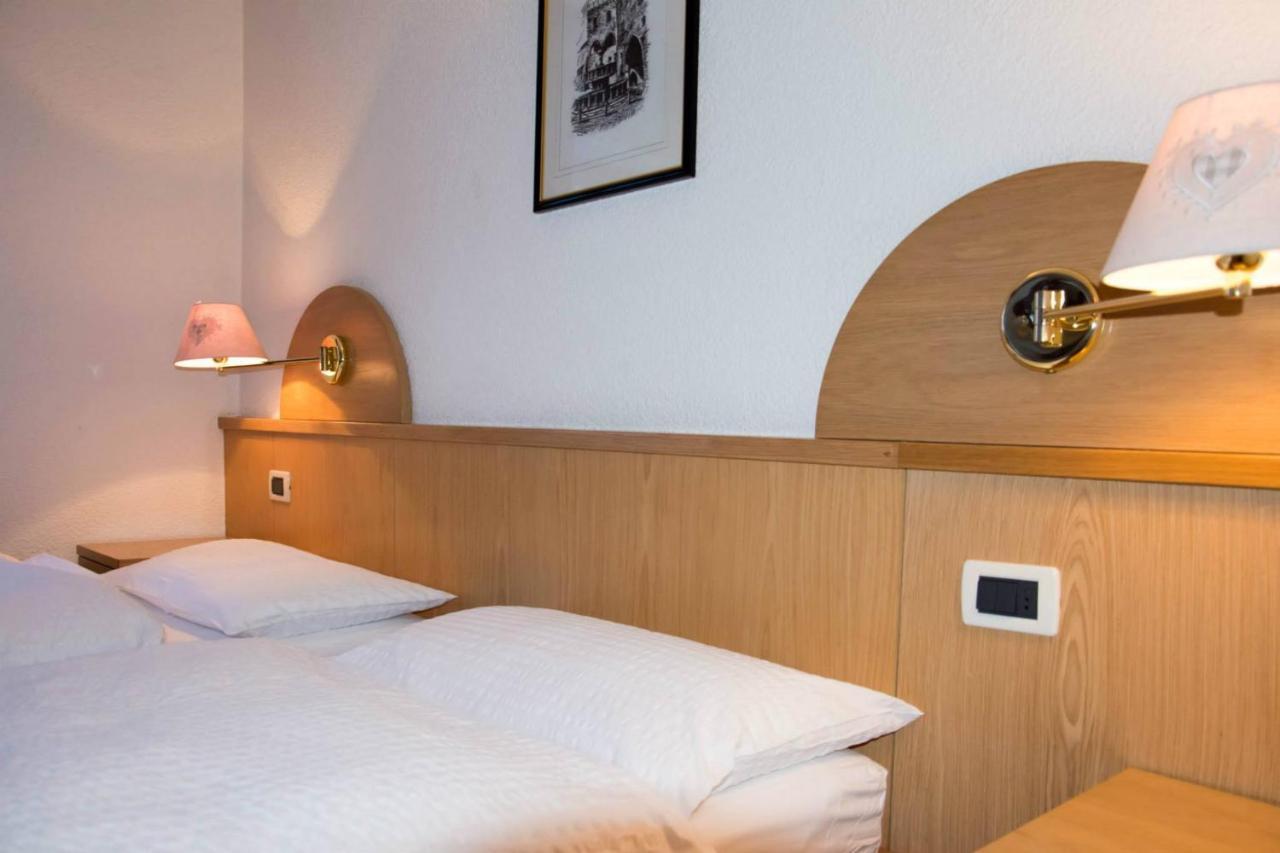Hotel Nes Crepes Pozza di Fassa Bagian luar foto