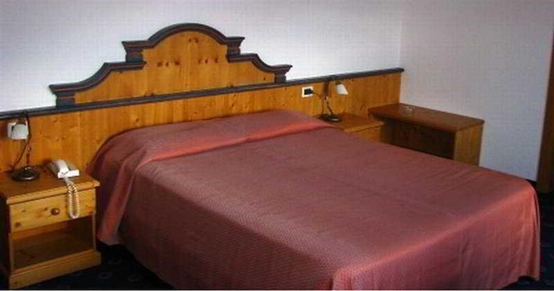 Hotel Nes Crepes Pozza di Fassa Bagian luar foto